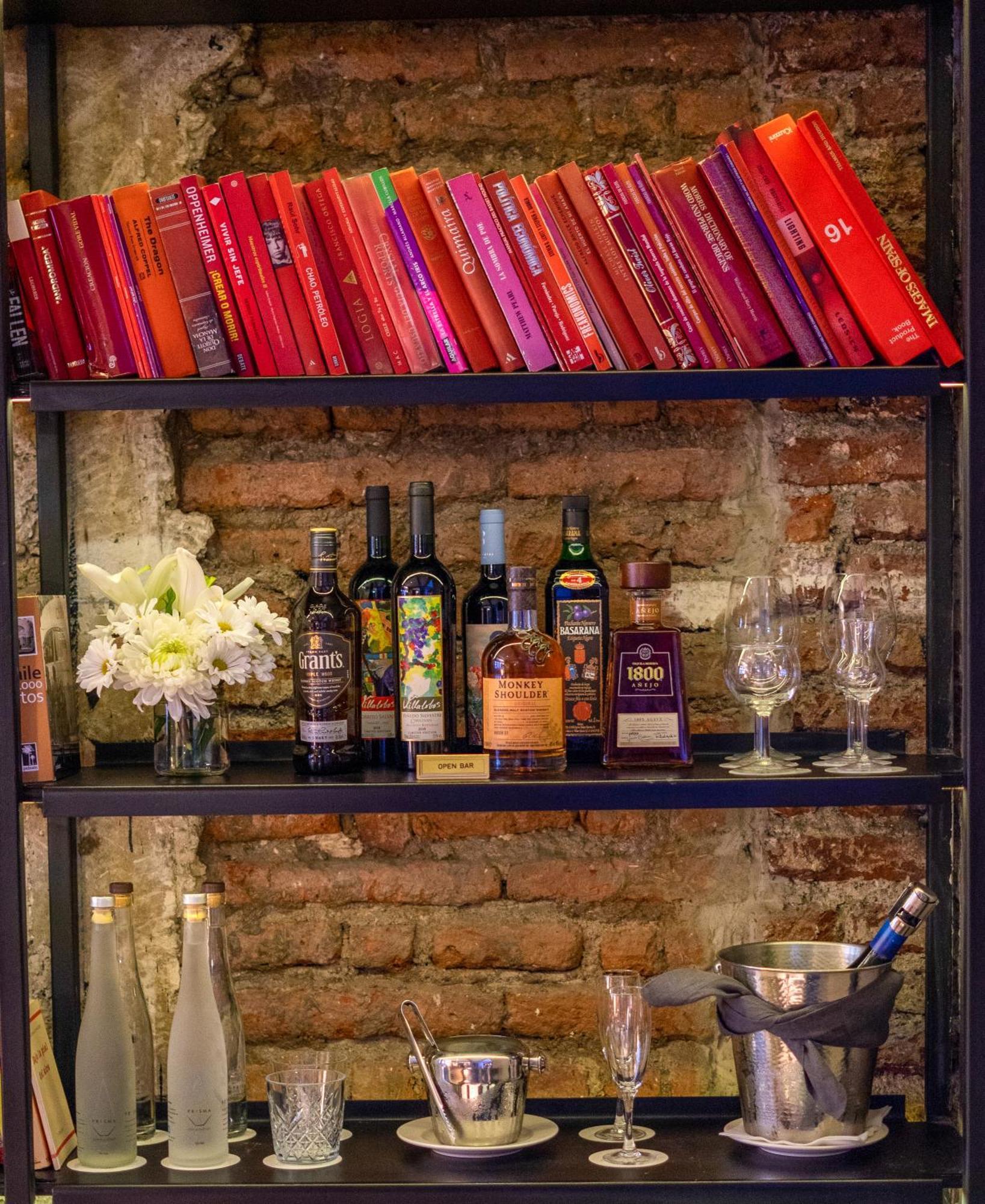 Hotel Magnolia Santiago Exterior foto A selection of Italian wine
